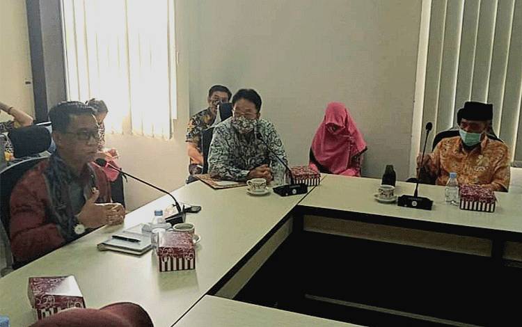 Anggota Komisi III DPRD Kalteng, Duwel Rawing (tengah) ketika melaksanakan kegiatan reses. (FOTO: DOK DUWEL RAWING)