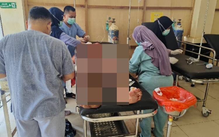 Salah satu korban yang terlibat perkelahian di Kotim saat mendapatkan perawatan di RSU Pratama Parenggean. (FOTO: IST)