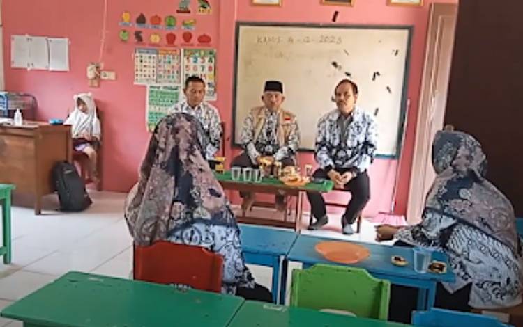Pengurus YPLP PGRI Kapuas saat kunjungi TK PGRI Sei Tatas, Kecamatan Pulau Petak. (FOTO: IST)