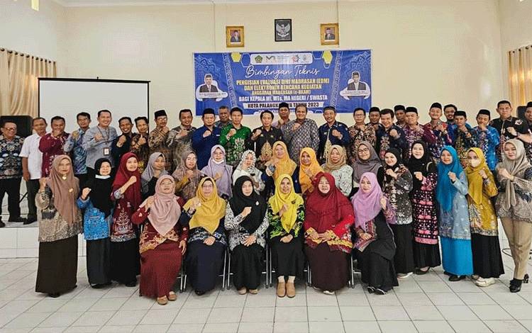 Bimtek pendampingan pengisian Evaluasi Diri Madrasah, elektronik Rencana Kerja Anggaran Madrasah atau EDM eRKAM madrasah se-Kota Palangka Raya.(FOTO: Istimewa)