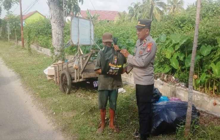 Ka SPKT Polres Kapuas, Iptu M Alfian Noor saat berikan sembako kepads warga di Kecamatan Selat. (FOTO: IST)