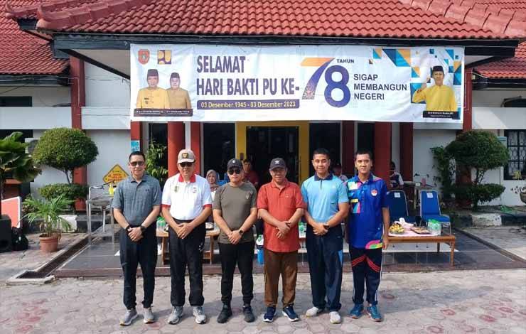 Pj Bupati Kobar Budi Santosa (Baju Putih) saat foto bersama Kadis PUPR Kobar dan jajaran Forkopimda Kobar usai membuka kegiatan jalan sehat. (Foto : DANANG)