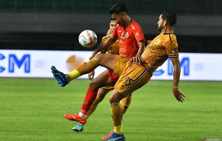 Arsip - Pesepak bola Bhayangkara Presisi Indonesia Fc JR Brandao (kanan) berebut bola dengan pesepak bola Persija Jakarta Resky Fandi (kiri) pada lanjutan Liga 1`di Stadion Patriot Chandrabhaga, Senin (27/11/2023). Babak pertama skor 1-0 untuk Bhayangkara Fc . ANTARA FOTO/Fakhri Hermansyah/nz