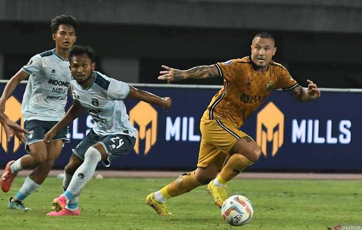 Pesepak bola Bhayangkara Presisi Indonesia FC Radja Nainggolan (kanan) berusaha melewati hadangan pesepak bola Persita Tangerang IIchsan Kurniawan (tengah) pada lanjutan Liga 1 di Stadion Patriot Chandrabhaga, Bekasi, Jawa Barat, Minggu (17/12/2023). Bhayangkara FC menang dengan skor 3-0. ANTARA FOTO/ Fakhri Hermansyah/aww. (ANTARA FOTO/Fakhri Hermansyah)