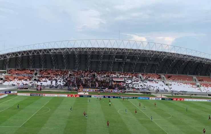 Pertandingan Sriwijaya FC menghadapi PSMS Medan pada laga lanjutan Liga 2 Indonesia. di Stadion Gelora Sriwijaya Jakabaring, Palembang, Minggu (17/12/2023). (ANTARA/Ahmad Rafli Baiduri)