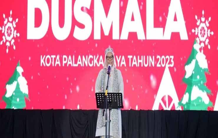 Pj Wali Kota Palangka Raya, Hera Nugrahayu menghadiri perayaan Natal keluarga besar Dusmala. (FOTO: HUMAS)