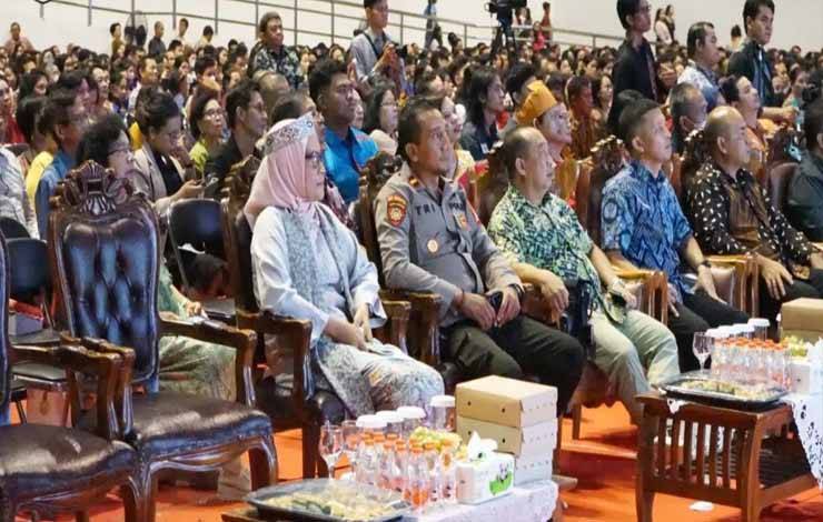 Pj Wali Kota Palangka Raya, Hera Nugrahayu menghadiri perayaan Natal Dusmala. (FOTO: HUMAS)