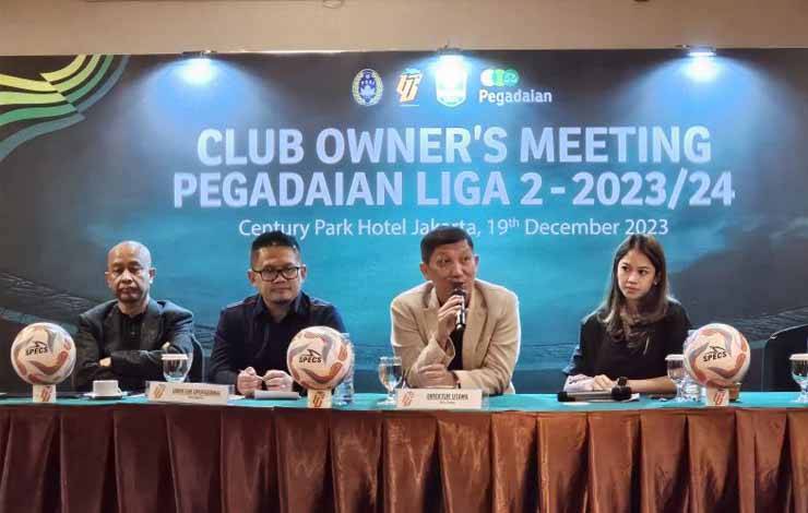 Direktur Operasional PT LIB Asep Saputra (kedua dari kiri), Direktur Utama PT LIB Ferry Paulus (kedua dari kanan), dan Humas PT LIB Sabina Katya (paling kanan) menghadiri konferensi pers seputar kelanjutan Liga 2 2023/2024 di Hotel Century Park, Jakarta, Selasa (19/12/2023). (ANTARA/RAUF ADIPATI)