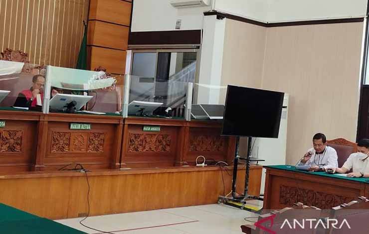 Hakim Tunggal Pengadilan Negeri Jakarta Selatan Estiono memimpin jalannya sidang praperadilan mantan Wamenkumham di Pengadilan Negeri Jakarta Selatan, Jakarta, Rabu (20/12/2023). ANTARA/Bayu Pratama Syahputra.