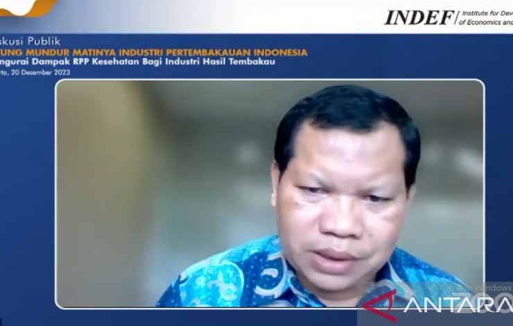 Asisten Deputi Pengembangan Industri Deputi Bidang Koordinasi Perniagaan dan Industri Kemenko Bidang Perekonomian Ekko Harjanto berbicara dalam Diskusi Publik Indef: Mengurai Dampak RPP Kesehatan di Jakarta, Rabu (20/12/2023). ANTARA/Martha Herlinawati Simanjuntak