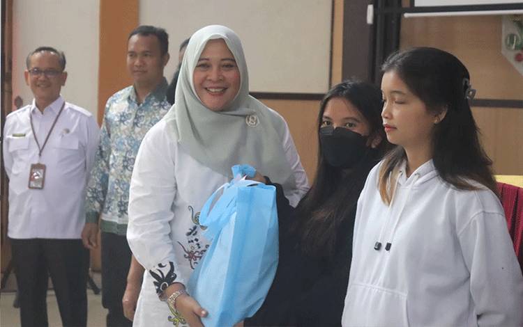 Penyerahan Paket Sekolah saat rangkaian sosialisasi di Gedung Serba Guna Dinas Kesehatan Kabupaten Pulang Pisau, Rabu, 20 Desember 2023. (FOTO: IST)