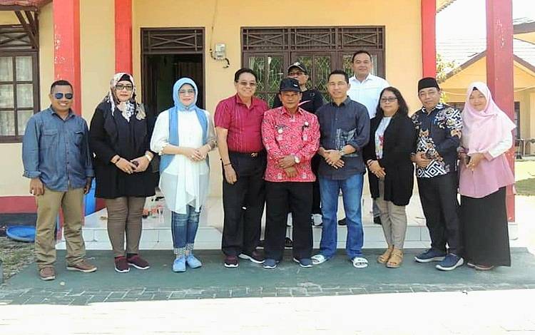 Kunjungan kerja Anggota DPRD Kalteng ke daerah. Turut serta dalam kunjungan itu, Anggota Komisi III DPRD Kalteng, Duwel Rawing. (FOTO: IST)
