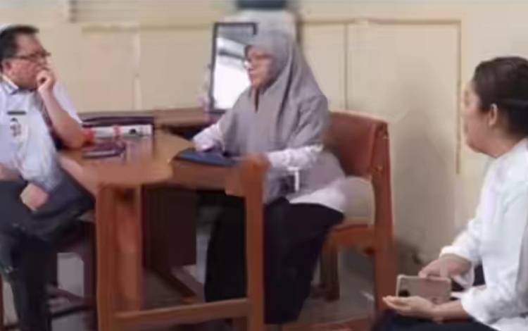 Kepala Dinas P3APPKB Kapuas, dr Try Setiautami saat menerima kunjungan Pj Bupati Kapuas, Erlin Hardi. (FOTO: IST)