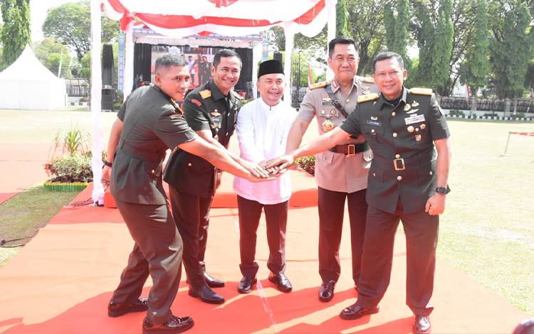 Gubernur Kalimantan Tengah (Kalteng), Sugianto Sabran saat salam kebersamaan dalam kegiatan pisah sambut. (FOTO: SETDA KALTENG)