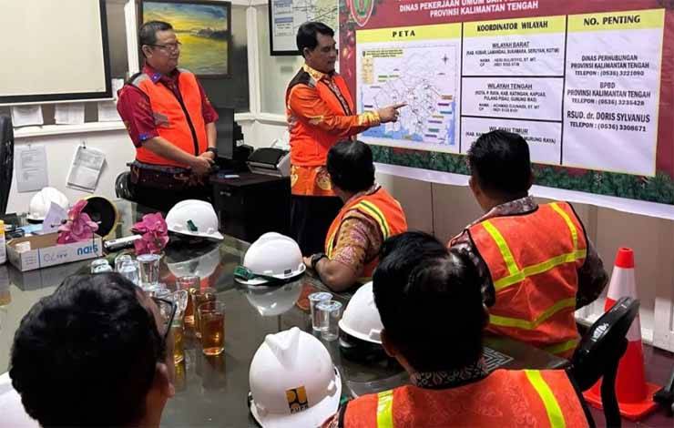 Kepala Dinas PUPR Provinsi Kalteng Shalahuddin saat memimpin rapat kesiapan posko pantau Nataru, bertempat di Dinas PUPR Provinsi Kalteng, Jumat, 22 Desember 2023 (Foto:Humas PUPR Kalteng)