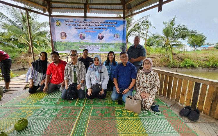 Pengabdian Masyarakat oleh tiga universitas lintas negara di Sungai yang berada di Desa Lama, Sungai yang masih terpengaruh pasang surut air laut.(FOTO: Dokumentasi Prof Rahmawaty untuk Borneonews)