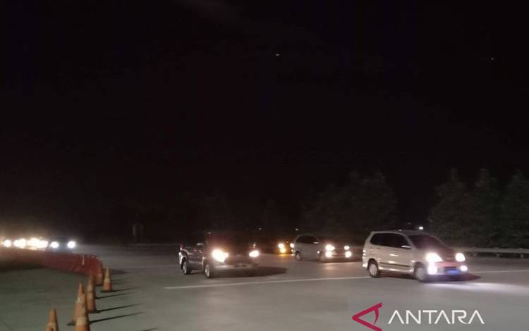 Suasana di ruas Jalan Tol Cipali dari arah Jakarta menuju Cirebon, Jawa Barat, Sabtu (23/12/2023) malam. (ANTARA/Fathnur Rohman)
