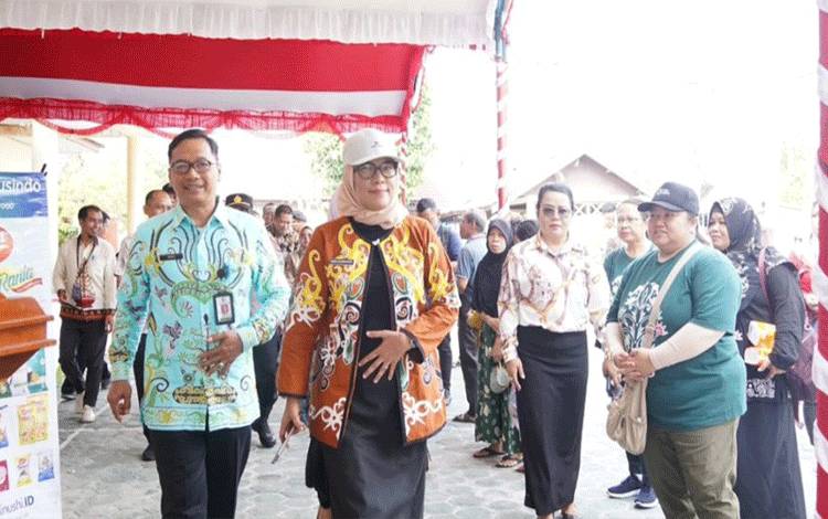 Pj Wali Kota Palangka Raya meninjau kegiatan gerakan pangan murah. (FOTO: HUMAS)