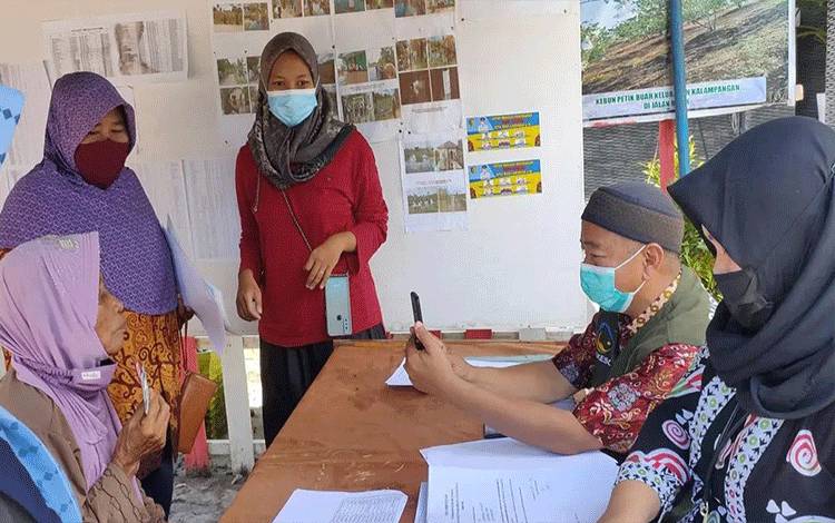 Penyaluran DID APBD Palangka Raya di Kelurahan Kalampangan. (FOTO: HUMAS)?