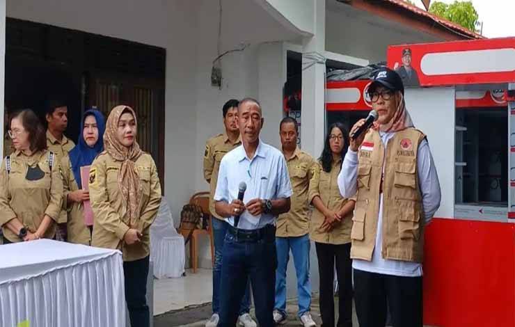 Pj Wali Kota Palangka Raya, Hera Nugrahayu saat menyerahkan bantuan gerobak usaha. (FOTO: HENDRI)