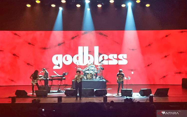Penampilan God Bless pada ajang Everyday Festival di Taman Ismail Marzuki (TIM), Selasa (26/12/2023). (ANTARA/Chairul Rohman)