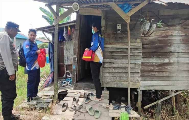 Personel SiDokkes Polres Kapuas saat salurkan bantuan kepada warga di Kecamatan Selat. (FOTO: IST)