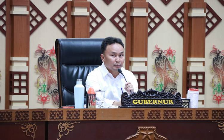 Gubernur Kalteng H. Sugianto Sabran saat menyampaikan arahannya saat Rapat Evaluasi Akhir Tahun Terhadap Pelaksanaan APBD di Aula Jayang Tingang (AJT), Lt. II Kantor Gubernur, Rabu, 27 Desember 2023. (FOTO: ASEP)
