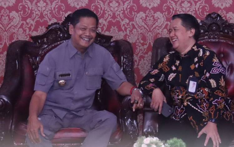 Pj Bupati Seruyan Djainuddin Noor saat berbincang bersama Pimpinan BPJS Kesehatan Cabang Sampit (FOTO: PROKOM SERUYAN)