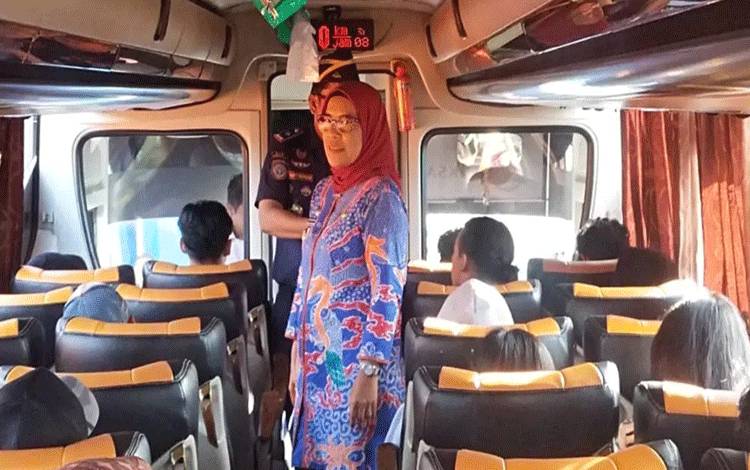 Pj Wali Kota Palangka Raya, Hera Nugrahayu saat pengecekan armada angkutan bus lintas daerah. (FOTO: HENDRI)?