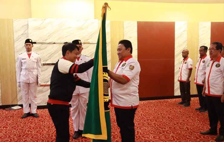 Sekjen Pengurus Pusat PELTI Hasbullah Tahir saat mengukuhkan Pengurus PELTI Provinsi Kalteng. (FOTO:ASEP)