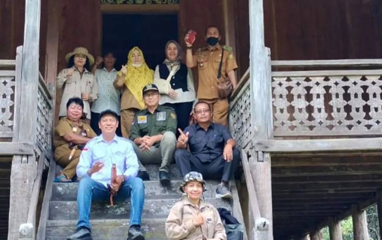 Anggota DPRD Palangka Raya saat melihat lebih dekat cagar budaya di Kelurahan Mungku Baru. (FOTO: IST)