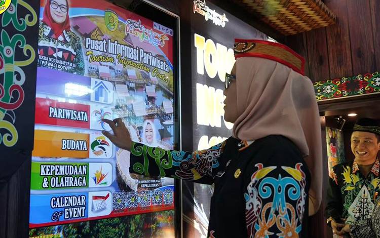 Pj Wali Kota Palangka Raya, Hera Nugrahayu saat mencoba membuka berbagai fitur TIC. (FOTO: HUMAS)
