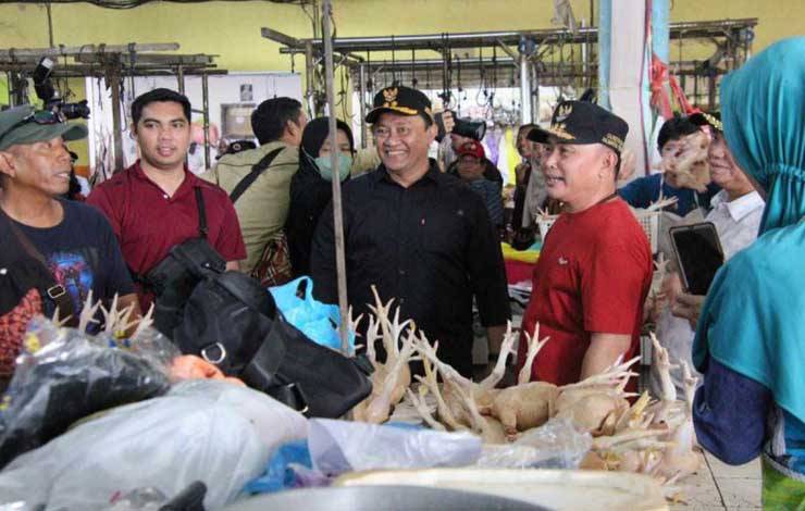 Gubernur Kalteng Sugianto Sabran dan Wakil Gubernur Edy Pratowo meninjau pasar di Sampit beberapa waktu lalu. (ANTARA/HO-Biro Adpim Setda Kalteng)