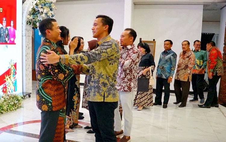 Pj Bupati Barito Utara, Drs Muhlis didampingi pejabat lingkup Pemkab Barito Utara memberikan ucapan selamat bertugas ditempat yang baru kepada AKBP Gede Pasek Muliadyana pada acara kenal pamit Kapolres Barito Utara, di gedung Balai Antang Muara Teweh, Sabtu malam, 30 Desember 2023. (Foto: Dhani)