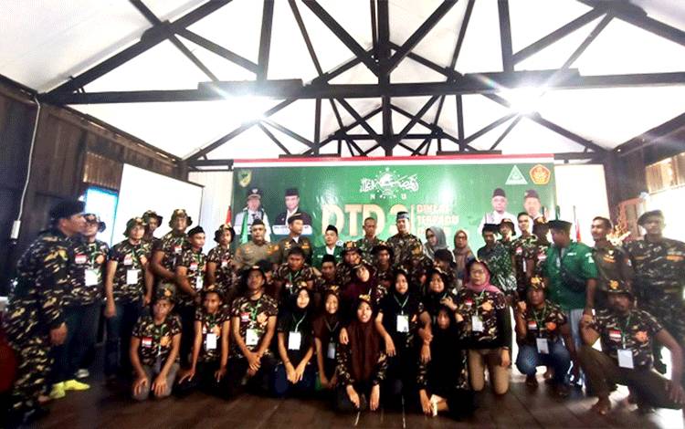 Asisten Sekda Bidang Perekonomian dan Pembangunan, H Gazali foto bersama peserta Diklat usai pembukaan kegiatan, di rumah Betang Muara Teweh. (Foto: Dhani)