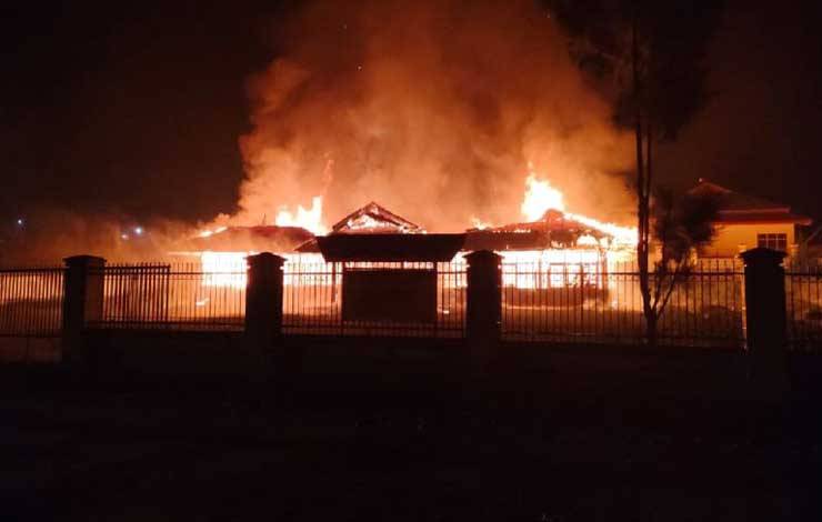 Kantor Badan Kepegawaian dan Pengembangan Sumber Daya Manusia (BKPSDM) Paniai, yang terletak di kompleks perkantoran Kampung Madi, Distrik Paniai Timur, Kabupaten Paniai, Papua Tengah, Senin dini hari (1/1) terbakar (ANTARA/HO/Humas Polda Papua)