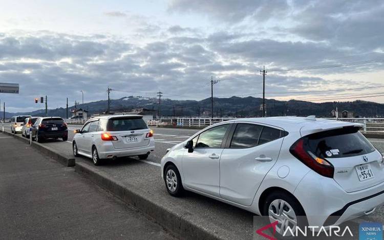 Sejumlah kendaraan menunggu informasi lebih lanjut di pintu tol di Kota Oyabe, Prefektur Toyama, Jepang, 1 Januari 2024. Serangkaian gempa bumi kuat dengan gempa besar berkekuatan hingga magnitudo 7,6 telah melanda Prefektur Ishikawa, Jepang tengah, pada Senin, dan peringatan tsunami telah dikeluarkan, menurut Badan Meteorologi Jepang (JMA). (Xinhua/Sun Jialin/as)