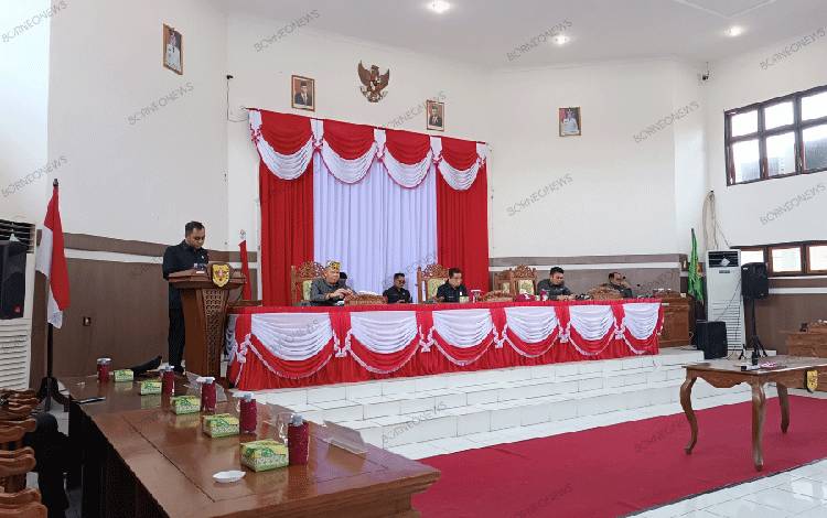 Juru bicara Bapemperda DPRD Gunung Mas Evandi saat menyampaikan hasil laporan Bapemperda di rapat paripurna. (FOTO: RISKA YULYANA)