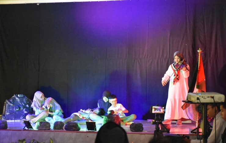Teater persembahan musikalisasi puisi yang dibawakan oleh siswa dan siswi Madrasah Kapuas pada acara sejuta puisi dan doa membasuh luka Palestina, bertempat di Kemenag Kapuas, Selasa, 2 Januari 2023. (FOTO: IST)
