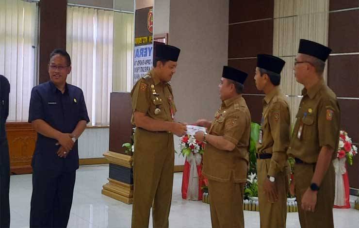 Pj Bupati Kobar Budi Santosa menyerahkan KKPD pada Plh Sekda Kobar Juni Gultom dan jajaran Kepala SKPD lainnya. (Foto : DANANG)