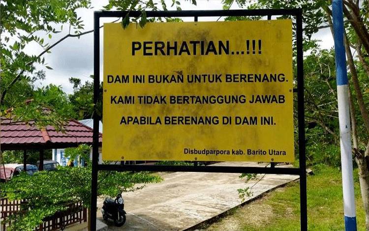 Dinas Kebudayaan, Pariwisata, Kepemudaan dan Olahraga Kabupaten Barito Utara sebelumnya telah memasang papan pengumuman dan himbauan untuk tidak berenang di areal DAM Trinsing. (Foto: Dhani)