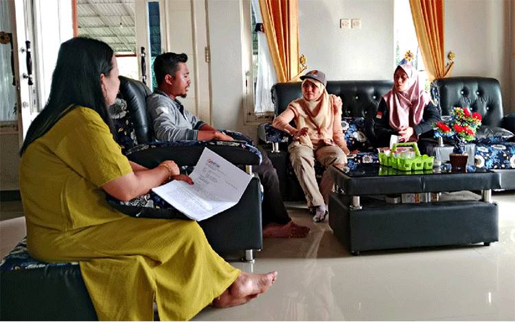 Kedatangan anggota Bawaslu dan Panwascam Pandih Batu ke salah satu rumah warga di Desa Kantan Dalam. (FOTO : IST)