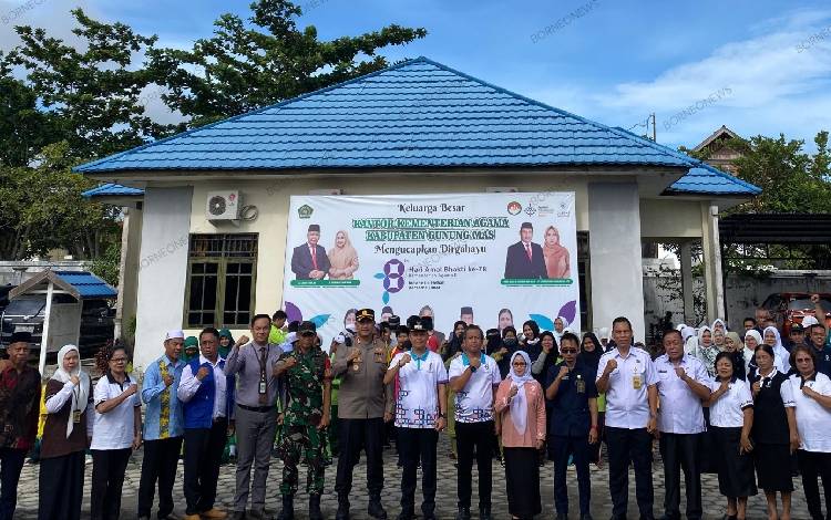 Bupati Gunung Mas Jaya S Monong (tengah) dan lainnya saat menghadiri perayaan Hari Amal Bhakti ke-78, Rabu, 3 Januari 2024. (FOTO: IST)