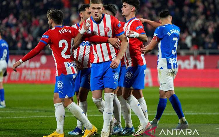Arsip Foto - Pemain Girona Artem Dovbyk dan rekan-rekannya merayakan gol saat melawan Deportivo Alaves, Senin (18/12/2023). ANTARA/AFP/Pau Barrena/am.
