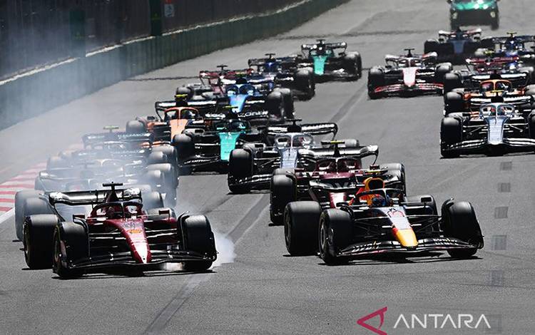 Sejumlah pembalap Formula 1 melakukan start Grand Prix Azerbaijan di Sirkuit Kota Baku di Baku, Azerbaijan (12/6/2022). ANTARA/AFP/Ozan Kose/aa. (AFP/OZAN KOSE)