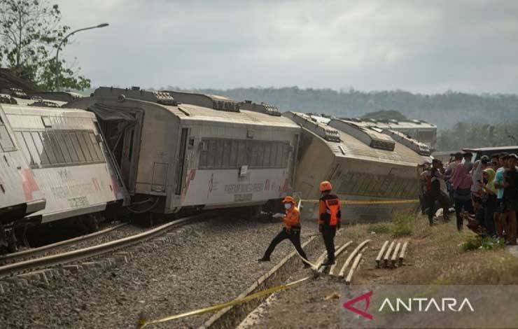 Kecelakaan antara Kereta Api (KA) Turangga dan KA lokal Bandung di jalur petak Stasiun Cicalengka, Kecamatan Cicalengka, Kabupaten Bandung, Jawa Barat, Jumat, (5/1/2024). ANTARA/Rubby Jovan