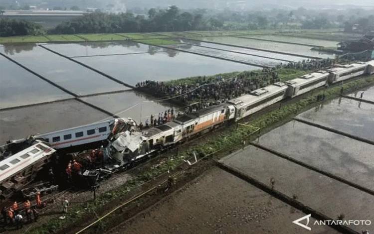 Foto udara kecelakaan transportasi yang melibatkan KA Turangga dan KA lokal Bandung Raya di jalur petak Stasiun Cicalengka-Haurpugur, Jumat (5/1/2024). (ANTARA/Raisan Al Farisi)