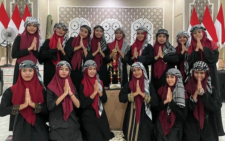 Grup MTsN 1 Kapuas yang berhasil raih juara lomba Syigar Sistri meriahkan HAB ke-78, bertempat di kantor Kemenag Kapuas. (FOTO: IST)
