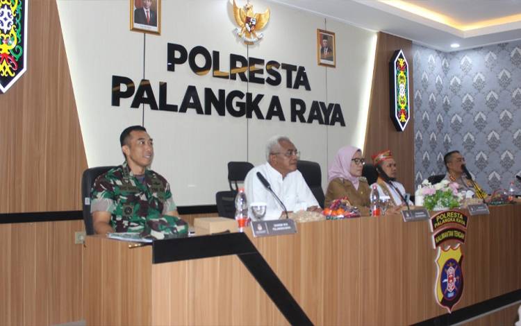 Pj Wali Kota Palangka Raya, saat menghadiri ngopi bahas kesiapan Pemilu 2024. (FOTO: HENDRI)