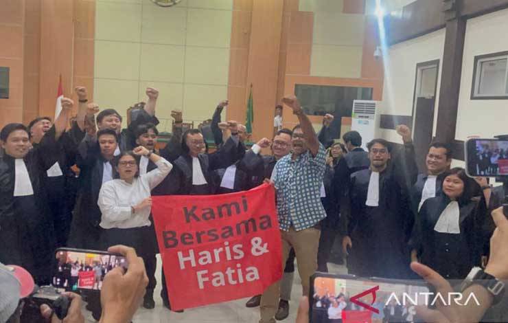 Hariz Azhar dan Fatia Maulidayanti beserta kuasa hukum merayakan putusan bebas di ruang sidang Pengadilan Negeri Jakarta Timur, Senin (8/1/2023) ANTARA/Lifia Mawaddah Putri